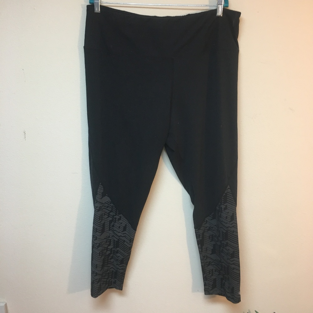 Marika cropped yoga pants with geometric detail